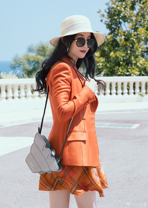 Một số fan cho rằng Lưu Kiện An là nhiếp ảnh gia nên chuyện anh thân thiết với Lưu Diệc Phi là bình thường.