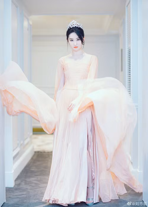 Đến đầu năm 2018, phía bạn trai của Lưu Diệc Phi lên tiếng xác nhận chuyện tan vỡ.