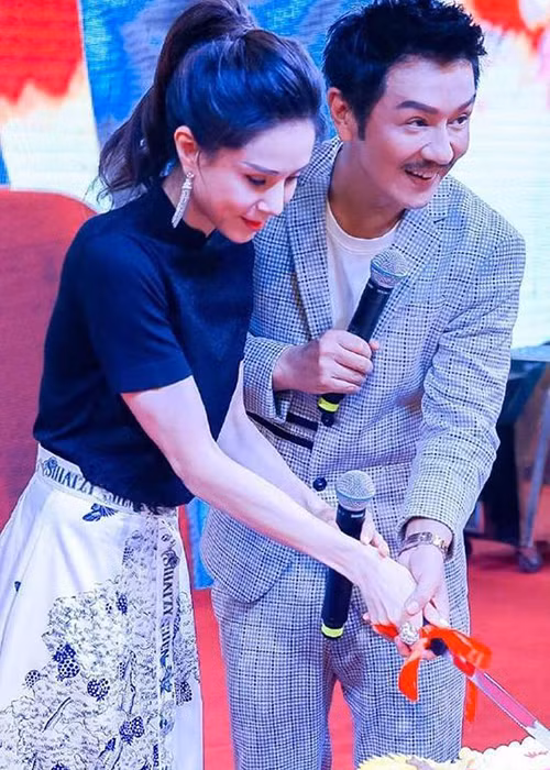 Mới đây, xuất hiện tại sự kiện, Trần Hạo Dân gây sốc với gương mặt cứng đơ, thiếu tự nhiên.