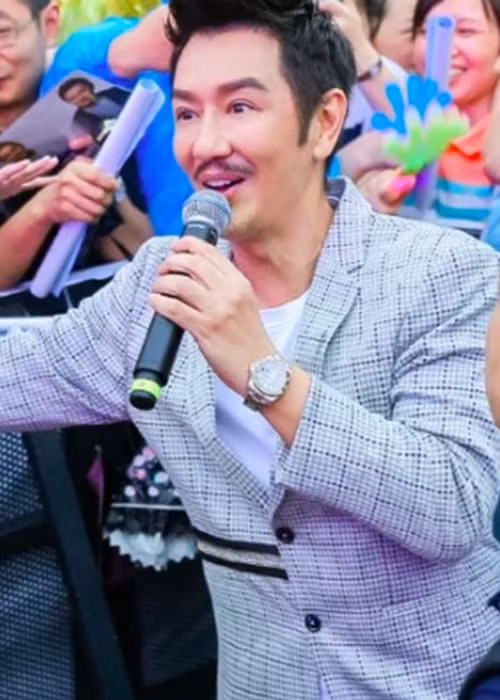 Nam diễn viên làm căng da mặt và thực hiện nâng mí vì mí mắt của anh có dấu hiệu sụp xuống.