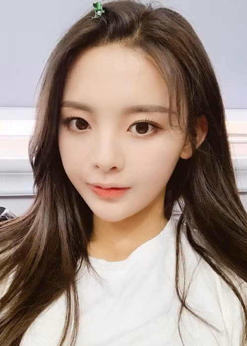 Dương Siêu Việt cố gắng cải thiện giọng hát, vũ đạo nhưng vẫn chưa thoát mác thảm họa.