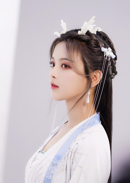 Fan của "Ngôi nhà hạnh phúc" bất ngờ khi vai nữ chính được giao cho Dương Siêu Việt ở phiên bản Trung Quốc.