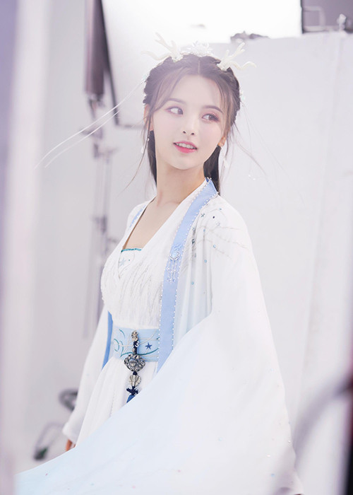 Trước "Ngôi nhà hạnh phúc" bản Trung, Dương Siêu Việt chỉ mới tham gia 2 bộ phim hiện vẫn chưa phát sóng.