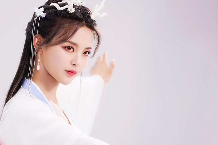 Dương Siêu Việt không được đào tạo về diễn xuất nên nhiều khán giả lo ngại về khả năng nhập vai của cô.