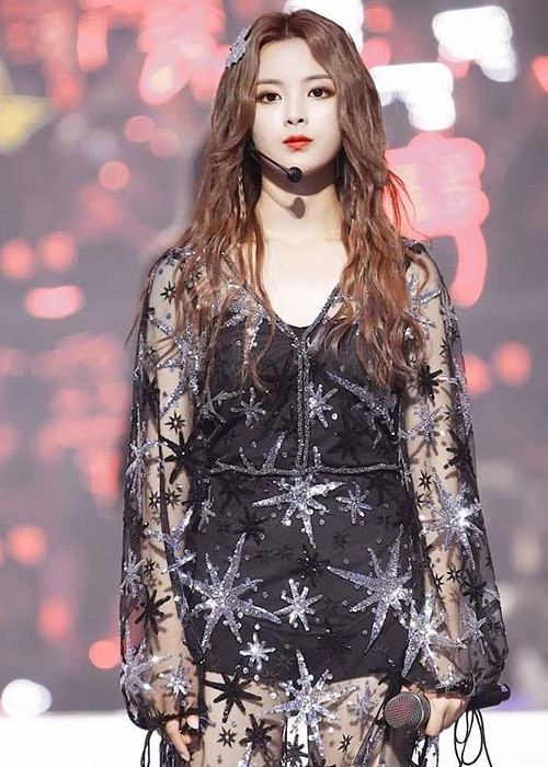 Dương Siêu Việt sở hữu nhan sắc xinh đẹp với đôi mắt to, làn da trắng không tỳ vết, vóc dáng mảnh mai.