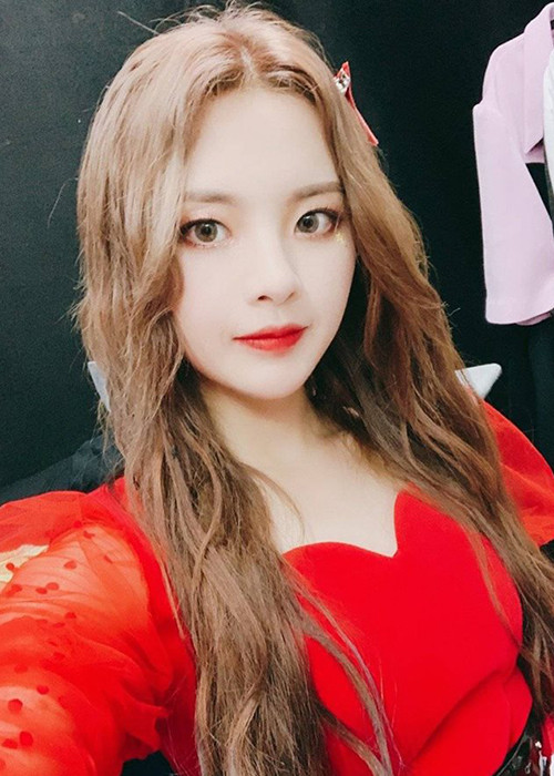 Khả năng nhảy lẫn hát của cô được nhận xét dưới mức trung bình tại "Sáng tạo 101" nhưng nhờ nhan sắc như tiên nữ, Dương Siêu Việt vẫn trở thành thành viên nhóm Hỏa Tiễn Thiếu Nữ khi chương trình kết thúc.