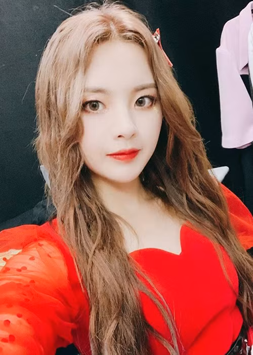 Khả năng nhảy lẫn hát của cô được nhận xét dưới mức trung bình tại "Sáng tạo 101" nhưng nhờ nhan sắc như tiên nữ, Dương Siêu Việt vẫn trở thành thành viên nhóm Hỏa Tiễn Thiếu Nữ khi chương trình kết thúc.