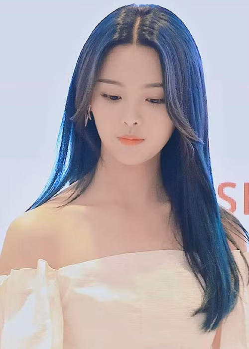 9x đóng vai của Song Hye Kyo bắt đầu được chú ý khi tham gia cuộc thi "Sáng tạo 101" năm 2018.