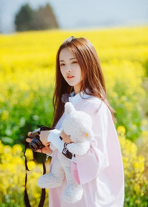 Kém tài nhưng vẫn nổi như cồn, Dương Siêu Việt được coi là một hiện tượng đặc biệt của showbiz Hoa ngữ.