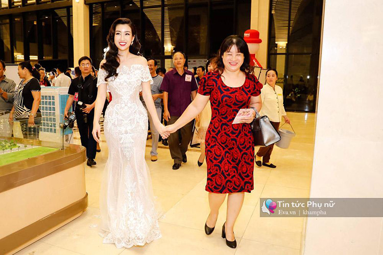 Lần hiếm hoi mẹ của Đỗ Mỹ Linh hộ tống con gái. Ảnh: Khám phá