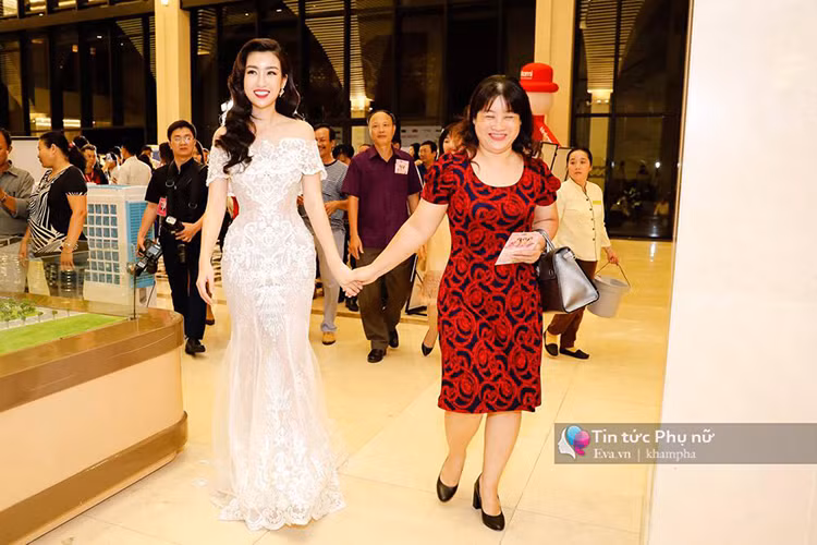 Lần hiếm hoi mẹ của Đỗ Mỹ Linh hộ tống con gái. Ảnh: Khám phá