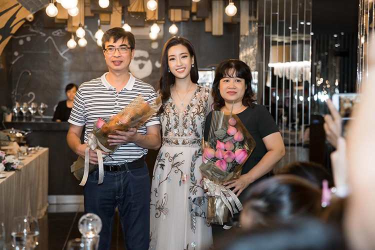 Được bố mẹ ủng hộ mọi quyết định, Mỹ Linh có thêm động lực phát triển sự nghiệp. Hiện tại, người đẹp theo đuổi công việc biên tập viên truyền hình. Ảnh: FBNV