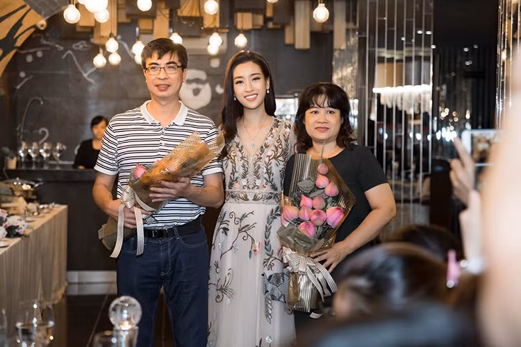 Được bố mẹ ủng hộ mọi quyết định, Mỹ Linh có thêm động lực phát triển sự nghiệp. Hiện tại, người đẹp theo đuổi công việc biên tập viên truyền hình. Ảnh: FBNV