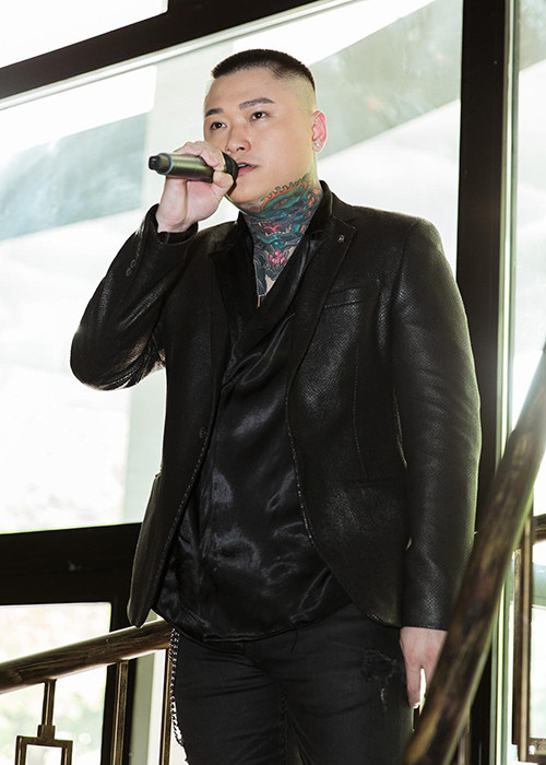 Không chỉ sàm sỡ nghệ sĩ, khán giả quá khích còn lợi dụng sự lỏng lẻo của các show hội chợ để quấy phá nghệ sĩ. Vũ Duy Khánh thay 4 lần ô tô vì khán giả nhiều lần ném đá vỡ kính ô tô. Ca sĩ Cẩm Ly từng bị khán giả quăng con trăn vào người. Ảnh: Khám phá