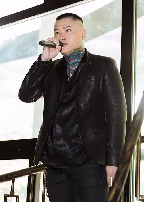 Không chỉ sàm sỡ nghệ sĩ, khán giả quá khích còn lợi dụng sự lỏng lẻo của các show hội chợ để quấy phá nghệ sĩ. Vũ Duy Khánh thay 4 lần ô tô vì khán giả nhiều lần ném đá vỡ kính ô tô. Ca sĩ Cẩm Ly từng bị khán giả quăng con trăn vào người. Ảnh: Khám phá