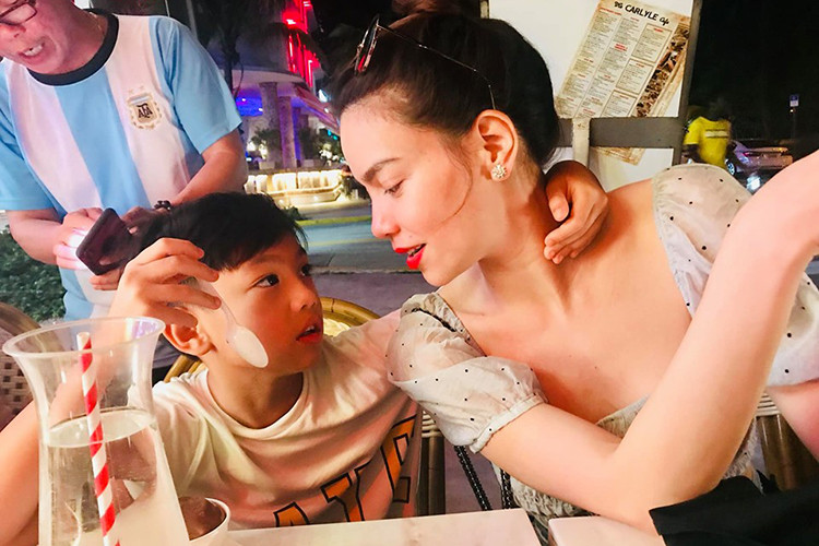 Bé Subeo cùng mẹ, ông bà ngoại và Kim Lý sang Mỹ.