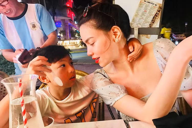 Bé Subeo cùng mẹ, ông bà ngoại và Kim Lý sang Mỹ.