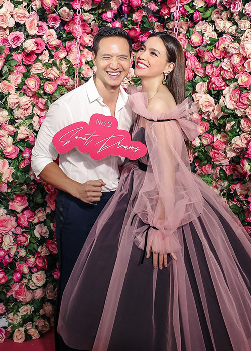 Cặp đôi bị fan giục sớm làm đám cưới. Xem video "Hà Hồ lên tiếng khi bị đồn ế show, hết thời". Nguồn Youtube/vtc