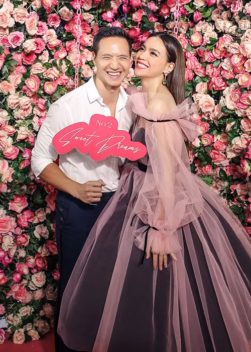 Cặp đôi bị fan giục sớm làm đám cưới. Xem video "Hà Hồ lên tiếng khi bị đồn ế show, hết thời". Nguồn Youtube/vtc