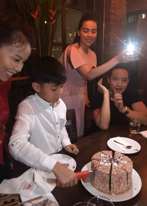 Cậu nhóc đón sinh nhật ở xứ cờ hoa cùng gia đình.