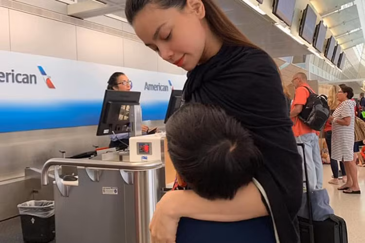 “Mẹ thì chắc hổng cưới ai đâu, vì ai yêu mẹ cũng đều hiểu rằng mẹ yêu em nhất và mẹ sợ nhất đứng trước đám đông làm điều trọng đại", nữ ca sĩ tâm sự với con trai.