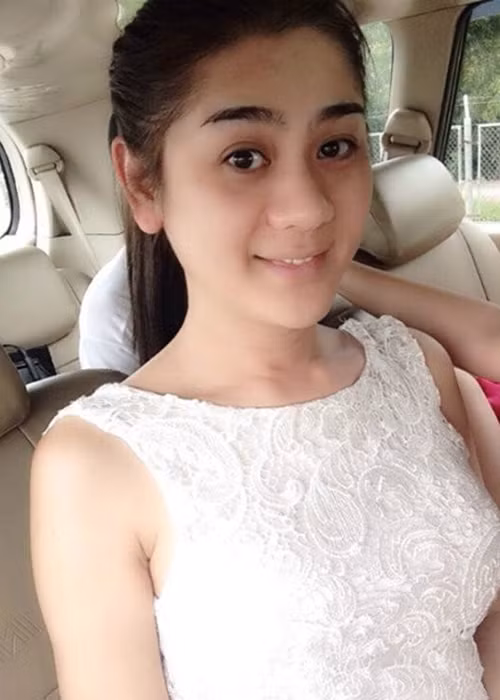 Hình ảnh nữ ca sĩ khá nhạt hòa, kém sắc khi không son phấn.