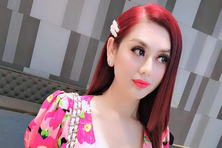 Nhờ biết cách trang điểm, nữ ca sĩ xinh đẹp, rạng rỡ hơn so với khi để mặt mộc.