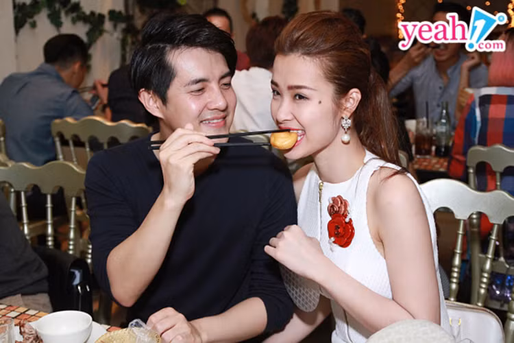 Được bạn trai chăm sóc từ những việc nhỏ nhất, Đông Nhi không giấu được niềm hạnh phúc. Ảnh: Yeah1