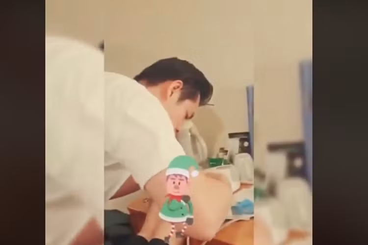 Hình ảnh Ông Cao Thắng tự tay băng bó vết thương ở bàn chân của Đông Nhi. Ảnh: Yan