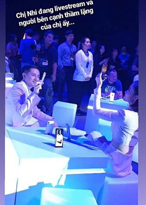 Fan cũng từng ghi lại được khoảnh khắc Ông Cao Thắng ngồi chiếu đèn cho Đông Nhi livestream với người hâm mộ.