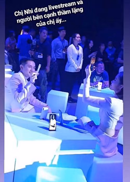 Fan cũng từng ghi lại được khoảnh khắc Ông Cao Thắng ngồi chiếu đèn cho Đông Nhi livestream với người hâm mộ.