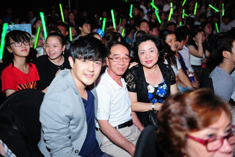 Nam ca sĩ còn từng đưa bố mẹ đến cổ vũ cho bạn gái. Ảnh: Zing