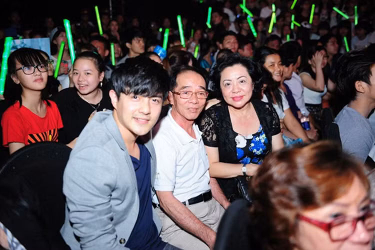Nam ca sĩ còn từng đưa bố mẹ đến cổ vũ cho bạn gái. Ảnh: Zing