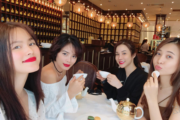 Hội bạn thân của Đàm Thu Trang thường xuyên gặp gỡ, đi du lịch.