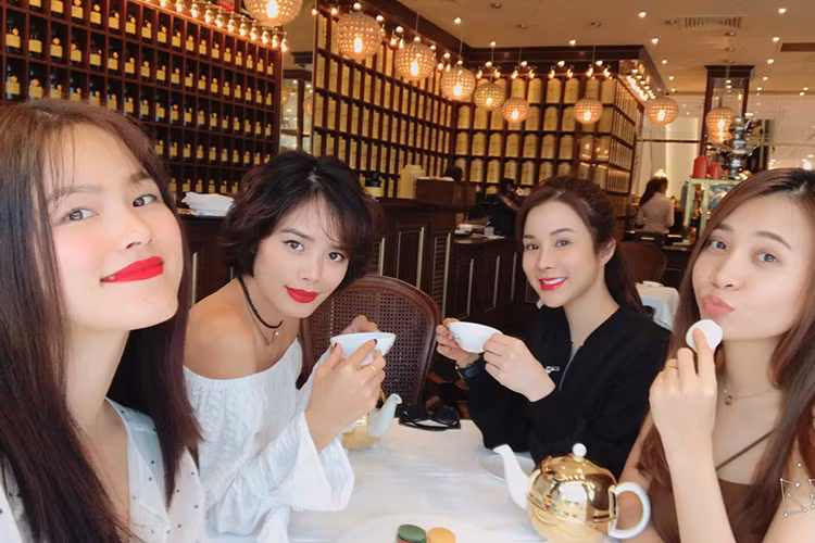 Hội bạn thân của Đàm Thu Trang thường xuyên gặp gỡ, đi du lịch.