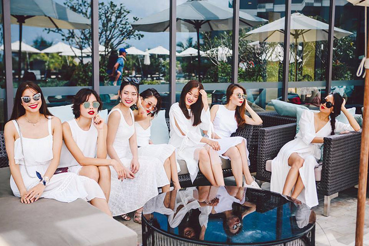 Hội bạn thân của Đàm Thu Trang có Tuyết Lan, Phạm Hương, Giáng Hương, Thu Hiền, Thanh Hằng. Các người đẹp thân thiết kể từ khi cùng tham gia cuộc thi Vietnam's Next Top Model 2010.