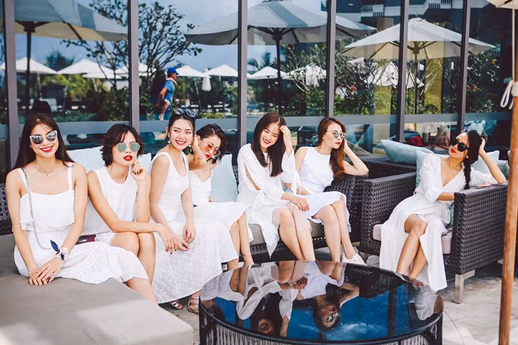 Hội bạn thân của Đàm Thu Trang có Tuyết Lan, Phạm Hương, Giáng Hương, Thu Hiền, Thanh Hằng. Các người đẹp thân thiết kể từ khi cùng tham gia cuộc thi Vietnam's Next Top Model 2010.