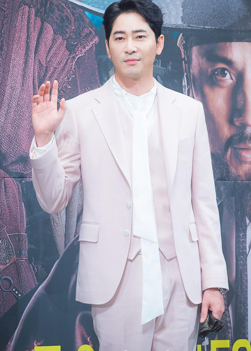 Báo chí Hàn Quốc vừa đăng tải thông tin Kang Ji Hwan bị cảnh sát bắt khẩn cấp vào tối ngày 9/7 vì bị tố cáo hiếp dâm 2 nữ đồng nghiệp.