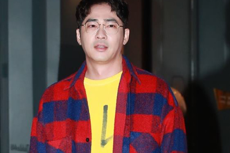 Được biết, Kang Ji Hwan đã tham gia một bữa tiệc với các nhân viên trong đoàn và uống hơi quá chén. Cô gái đã lợi dụng việc này và tung lên những bức ảnh trên.
