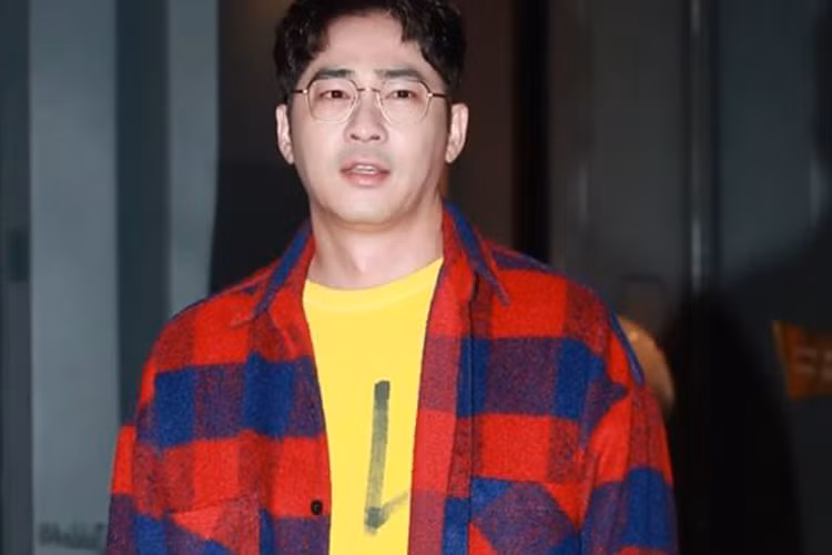 Được biết, Kang Ji Hwan đã tham gia một bữa tiệc với các nhân viên trong đoàn và uống hơi quá chén. Cô gái đã lợi dụng việc này và tung lên những bức ảnh trên.