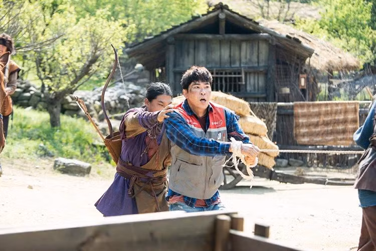Một nguồn tin nói rằng bộ phim “Joseon Survival” đang quay nên vì scandal của Kang Ji Hwan, đoàn làm phim sẽ phải chờ đợi kết quả điều tra mới tiếp tục quay.