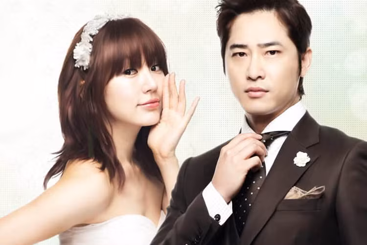 Kang Ji Hwan sinh năm 1977, từng đóng nhiều phim đình đám như "Gia đình là số một" phần 4, "Summer Scent", "Coffee House", "Lie to Me", "Incarnation of Money".