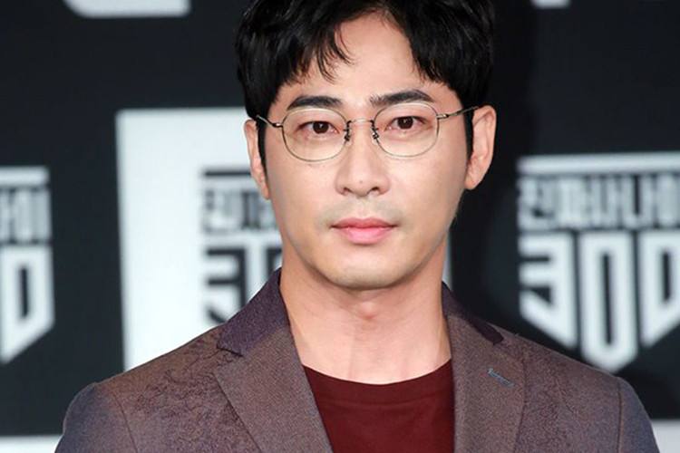 Giữa ồn ào, cô gái người Philippines gửi lời xin lỗi và gỡ bỏ loạt ảnh. Trước thái độ thành khẩn của cô gái này, Kang Ji Hwan từ bỏ ý định kiện tụng.