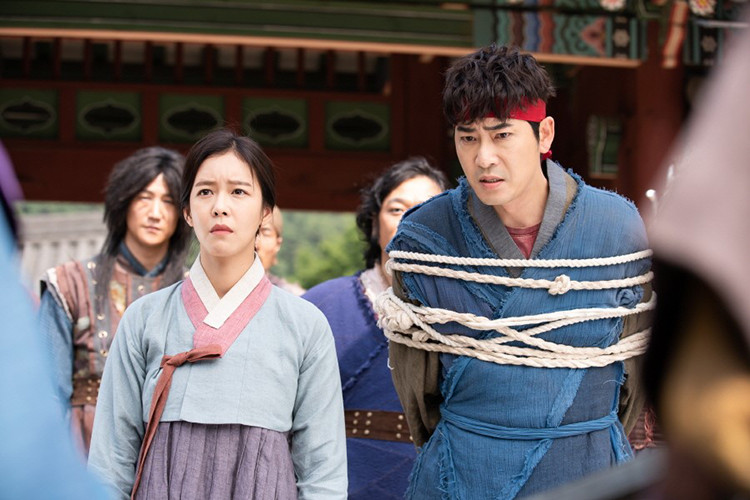 Vì cáo buộc đặt bẫy hiếp dâm 2 nữ đồng nghiệp, Kang Ji Hwan đang đối mặt với nguy cơ sự nghiệp bị xuống dốc.