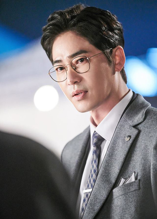 Khi bị áp giải lên đồn, Kang Ji Hwan khai rằng: “Tôi nhớ có uống rượu, nhưng sau đó tôi không nhớ gì cả”.