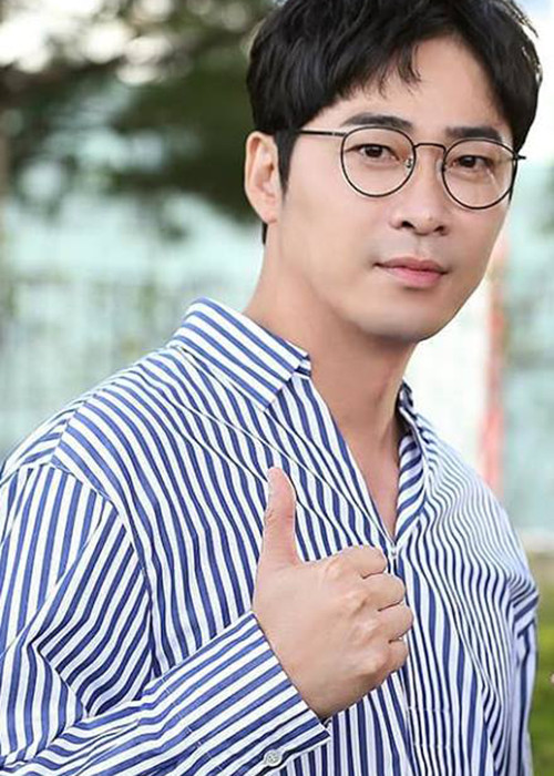 Phía công ty Kang Ji Hwan khẳng định cô gái này là vợ của phiên dịch viên cho nam diễn viên trong những ngày ở Philippines và loạt ảnh chỉ là một trò đùa.