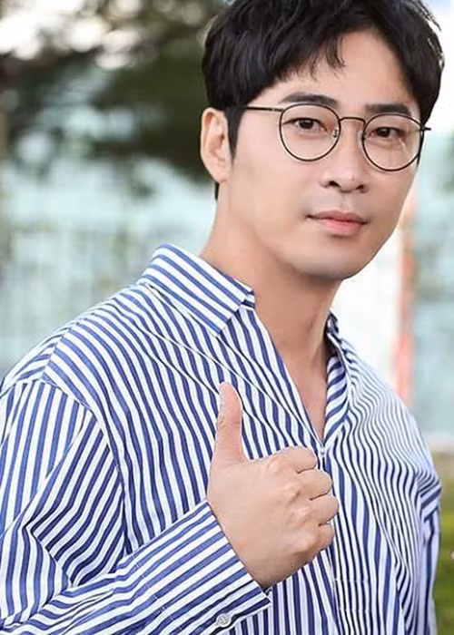 Phía công ty Kang Ji Hwan khẳng định cô gái này là vợ của phiên dịch viên cho nam diễn viên trong những ngày ở Philippines và loạt ảnh chỉ là một trò đùa.