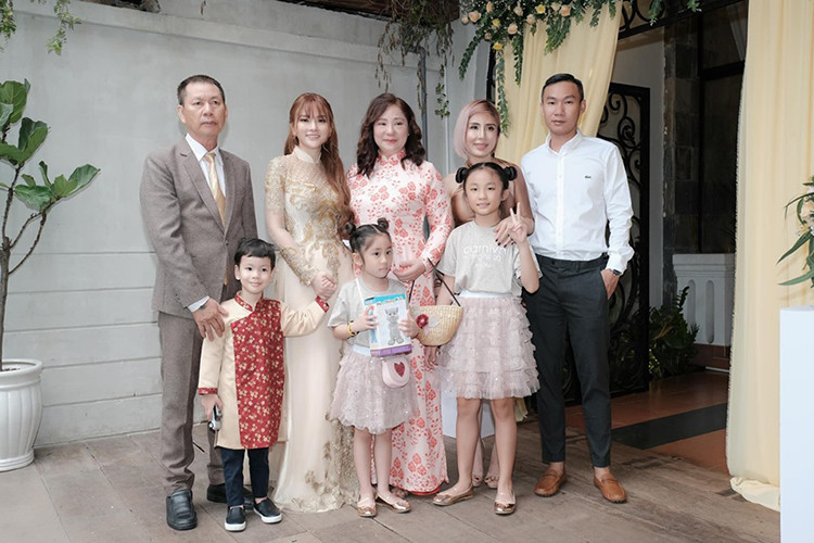 Đông đảo bạn bè, đồng nghiệp và khán giả chúc mừng giọng ca "Viên kẹo ngọt" tìm được bến đỗ bình yên sau cuộc hôn nhân đầu tiên của cô đổ vỡ.