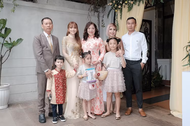 Đông đảo bạn bè, đồng nghiệp và khán giả chúc mừng giọng ca "Viên kẹo ngọt" tìm được bến đỗ bình yên sau cuộc hôn nhân đầu tiên của cô đổ vỡ.