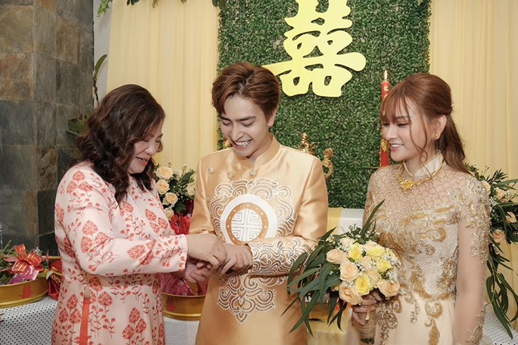 Chú rể cô dâu diện áo dài cùng tông màu vàng.